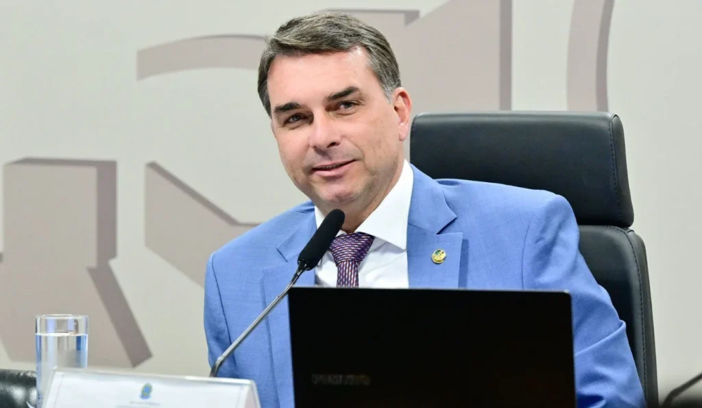 Flávio Bolsonaro enfrenta impasse ao tentar registrar candidatura à Presidência