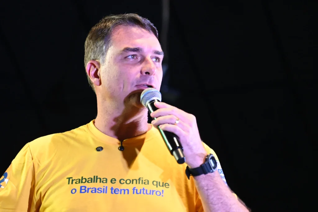 Flávio Bolsonaro evita prometer aumento real do salário mínimo em sabatina