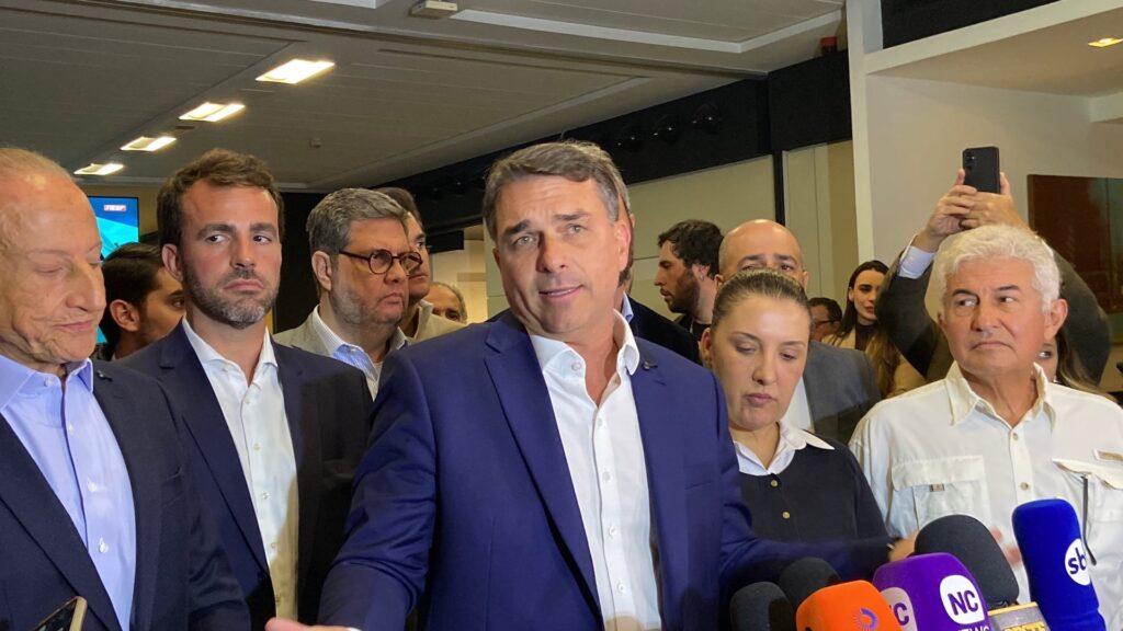 Flávio Bolsonaro evita responder sobre 'Dark Horse' e questiona Lulinha