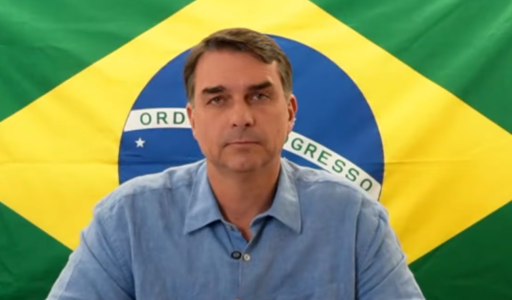Flávio Bolsonaro expressa descontentamento com críticas da centro-direita