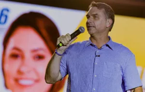 Flávio Bolsonaro promete ajuste fiscal, mas não detalha medidas na TV