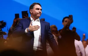 Flávio Bolsonaro promete revogar imposto de 12% sobre exportação de petróleo