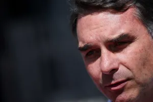 Flávio Bolsonaro propõe novas regras fiscais para controle rigoroso de gastos em caso de alta da dívida
