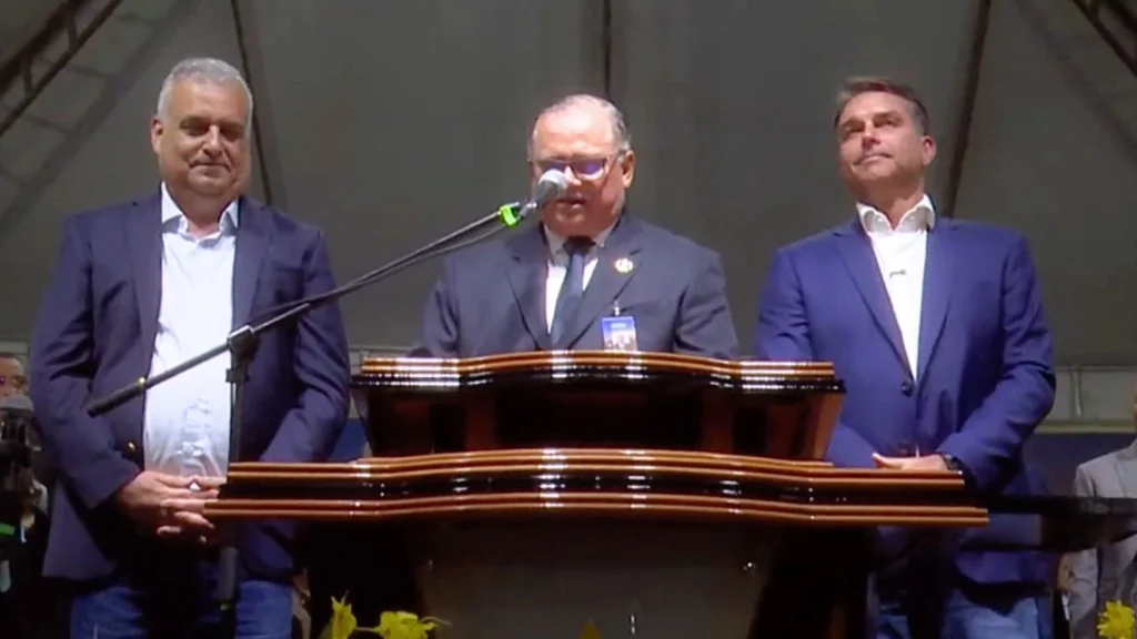 Flávio Bolsonaro recebe oração em evento da Assembleia de Deus em Maceió