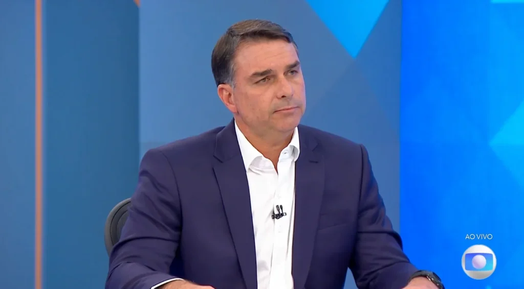 Flávio Bolsonaro responde a perguntas sobre polêmicas em sabatina na TV Globo