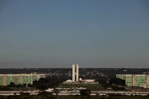 Governo projeta superávit significativo entre R$ 18 bilhões e 20 bilhões para 2027