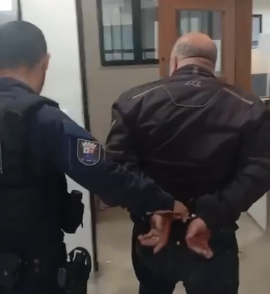 Homem é preso por se passar por policial e ameaçar ex-namorada em Vitória