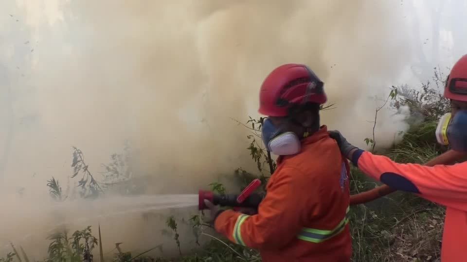 Incêndio florestal fecha Parque Nacional do Monte Bromo na Indonésia