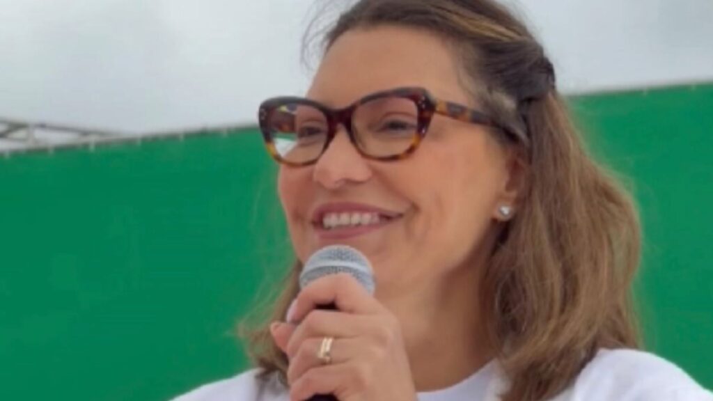 Janja da Silva se aproxima de evangélicos ao cantar com Kleber Lucas em ato de Lula