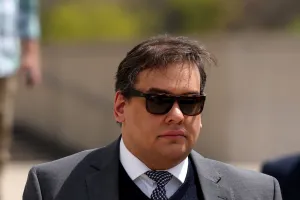 Kalshi impõe multa a ex-deputado por apostas em evento de Trump
