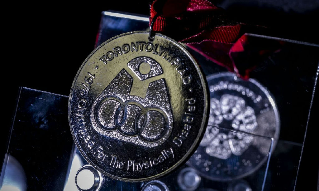Legado da primeira medalha paralímpica do Brasil é celebrado em homenagem emocionante