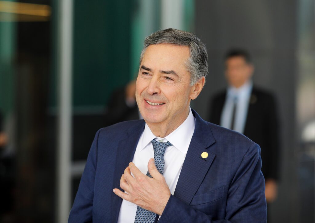 Luís Roberto Barroso é internado após intoxicação alimentar em viagem à França