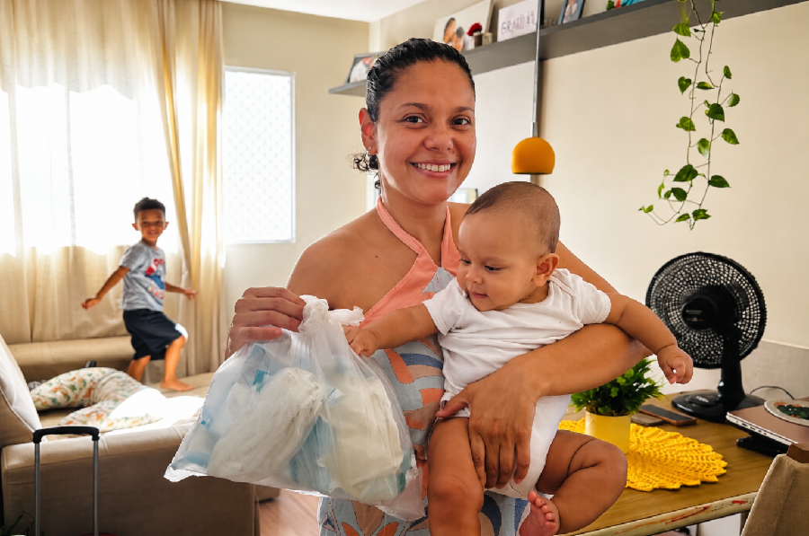 Mãe se destaca ao doar leite materno para bebês internados em hospital do ES