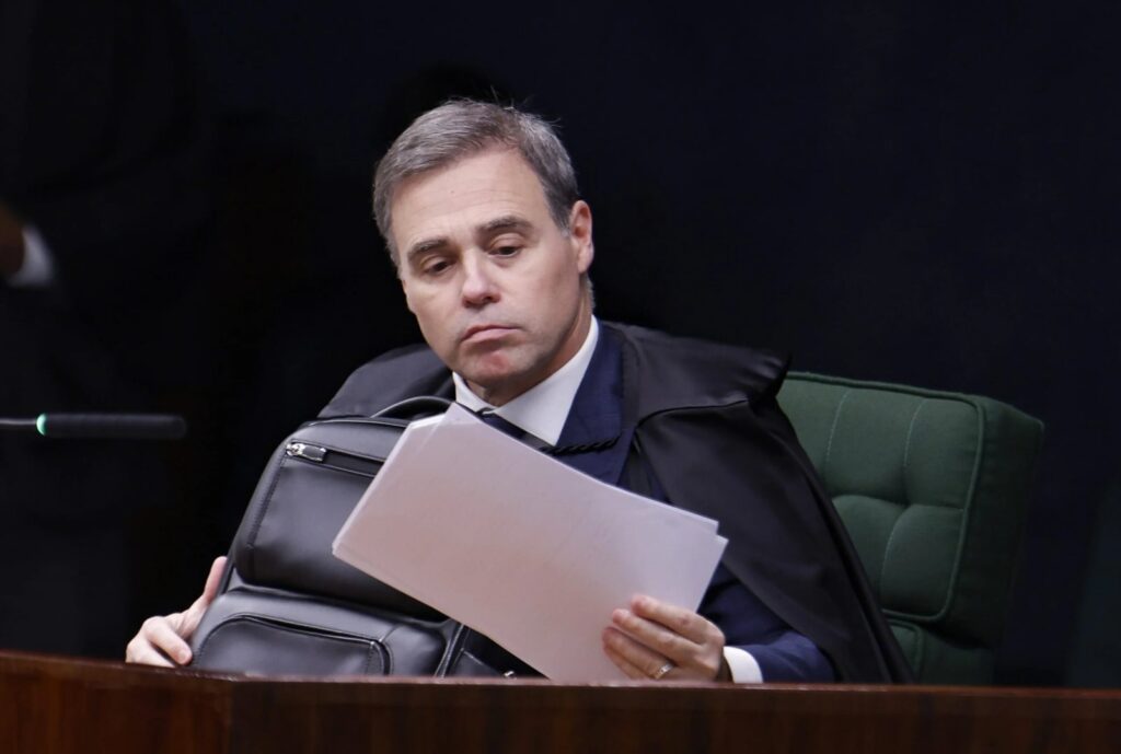 Mendonça critica decisões monocráticas e defende análise colegiada no STF