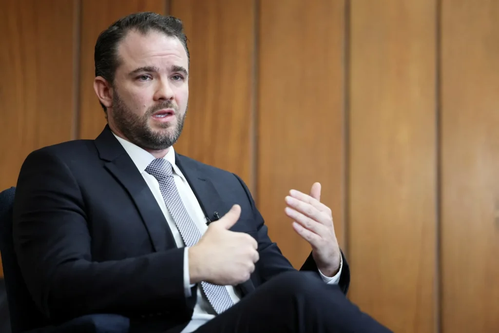 Ministro da Fazenda busca diálogo com economistas sobre agenda fiscal