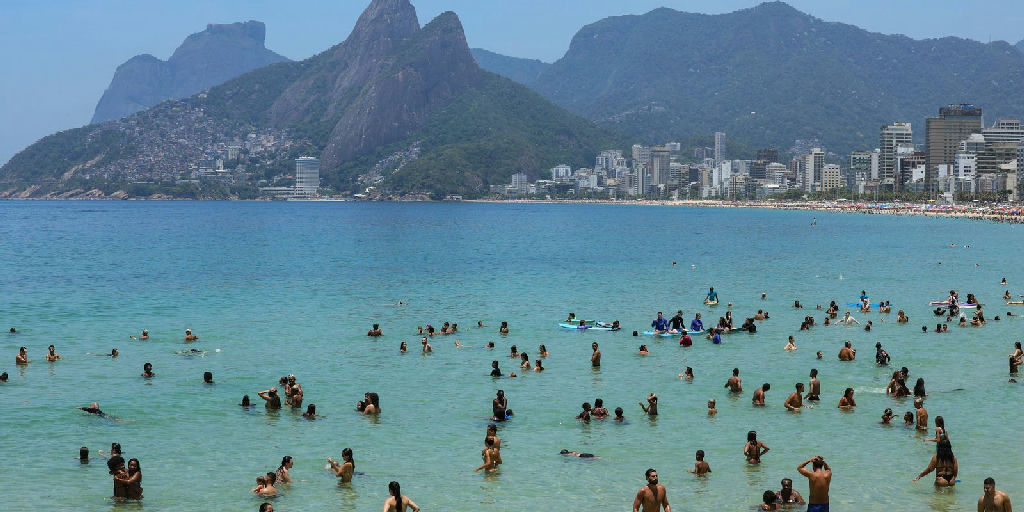 Ondas de até três metros atingem o litoral do Rio e de São Paulo até quinta-feira segundo a Marinha