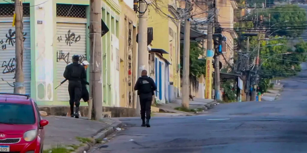PM do RJ realiza operação contra Comando Vermelho e efetua 13 prisões