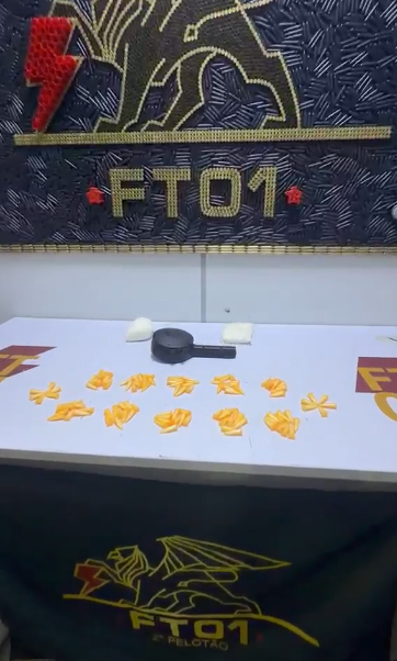 Polícia Militar apreende cocaína e carregador de pistola em Vitória