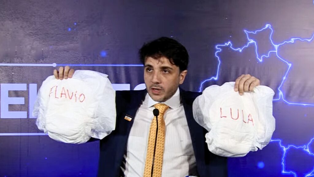 Renan Santos critica Lula e Flávio Bolsonaro durante debate eleitoral
