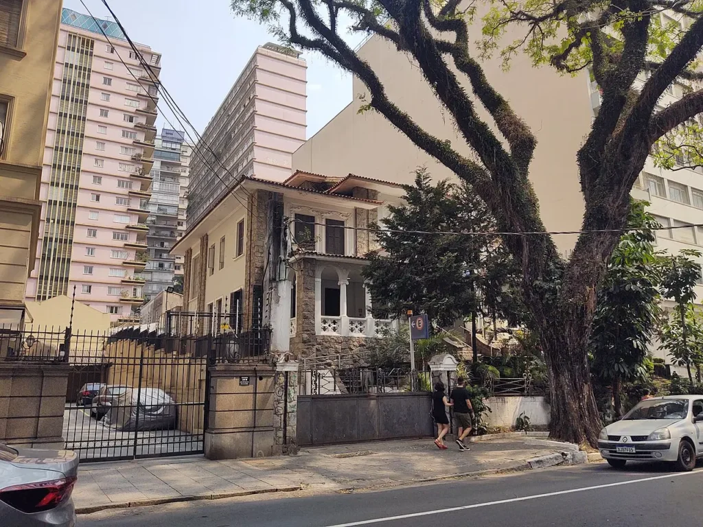 Santa Cecília em ascensão enquanto Pinheiros enfrenta desafios no mercado de luxo em SP