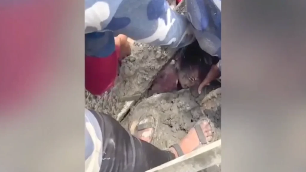 Sobrevivente de 6 anos é salva após 60 horas sob escombros de enchente que já matou 600 no Nepal