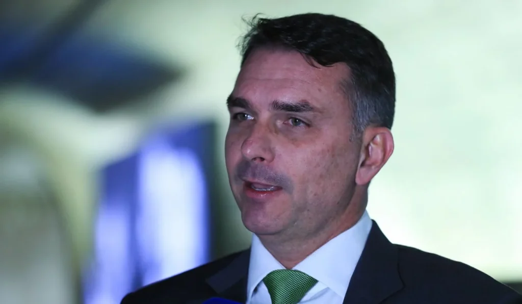 TSE restabelece filiação de Flávio Bolsonaro ao PL em meio a polêmica