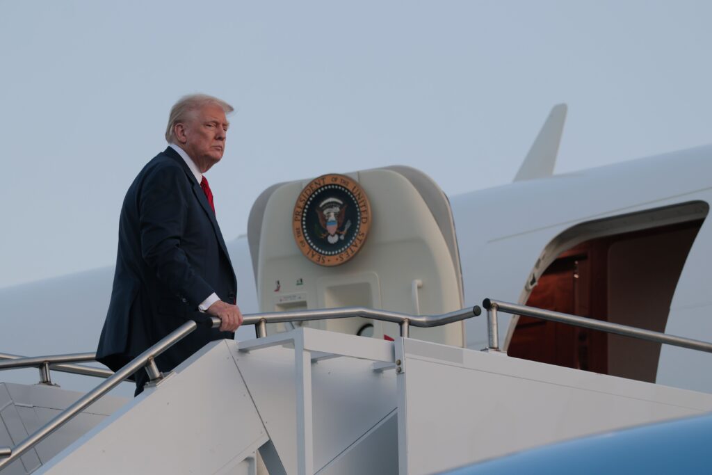 Voo secreto de Trump revela preocupações com ameaças do Irã