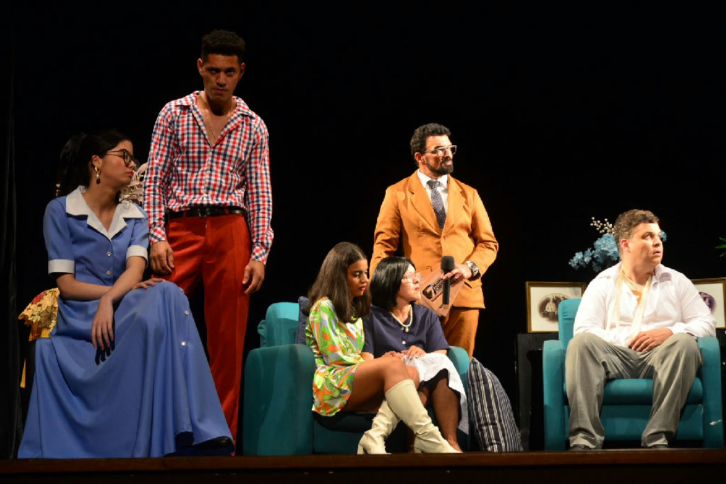 A Peso de Ouro retorna ao palco com crítica social e humor sobre ganância familiar