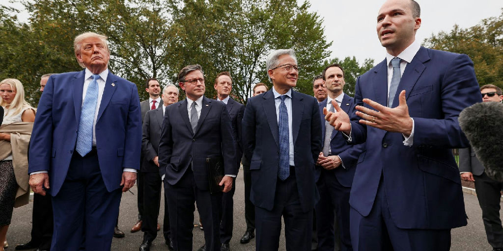 Trump propõe autorregulação da IA por bigtechs em resposta a preocupações sociais