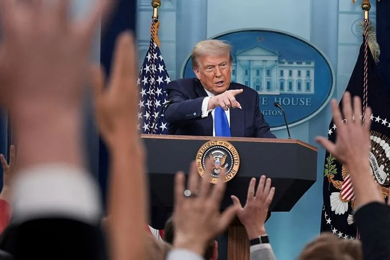 Veículos de comunicação solicitam ao juiz que impeça Trump de banir acesso à Casa Branca