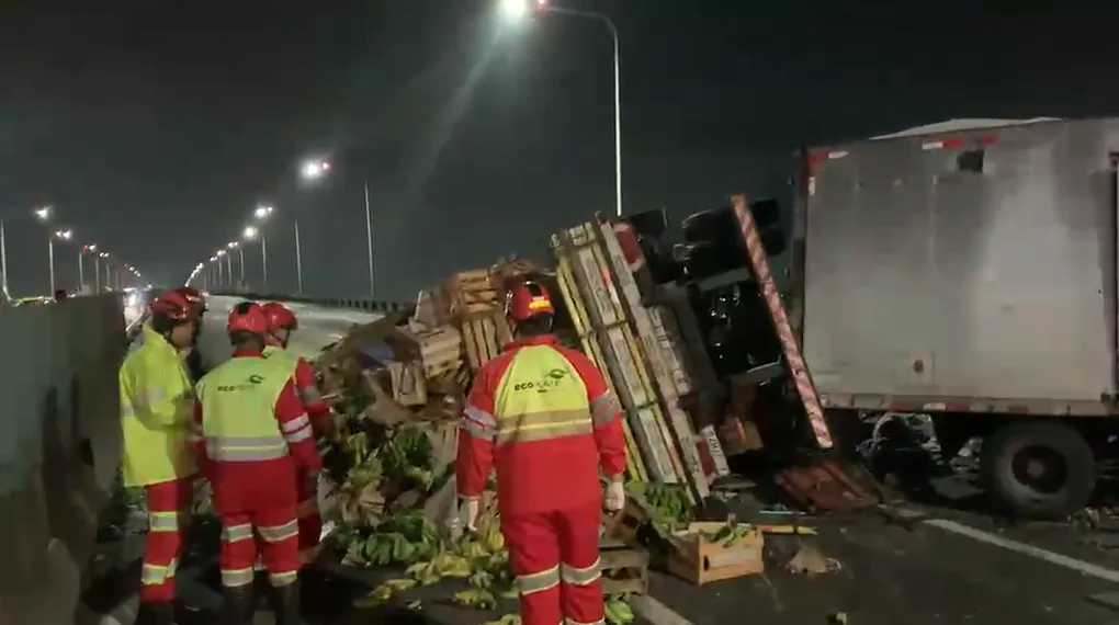 Acidente com Carreta provoca interdição total da Ponte Rio-Niterói no sentido Rio