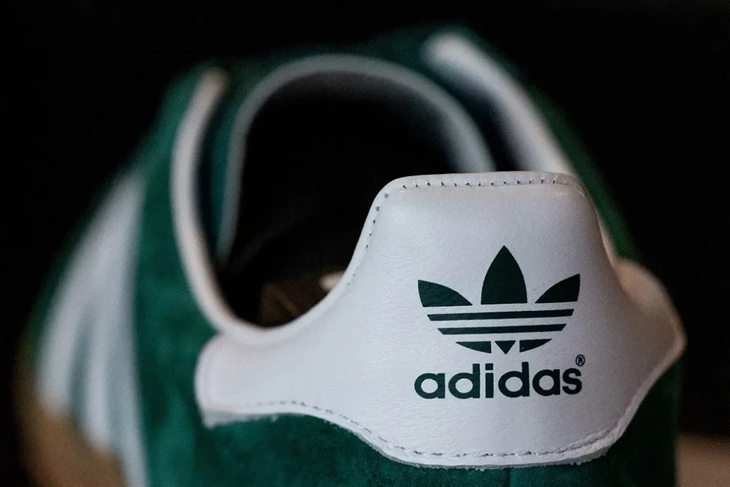 Adidas processa White Fox Boutique por design de roupas com listras semelhantes