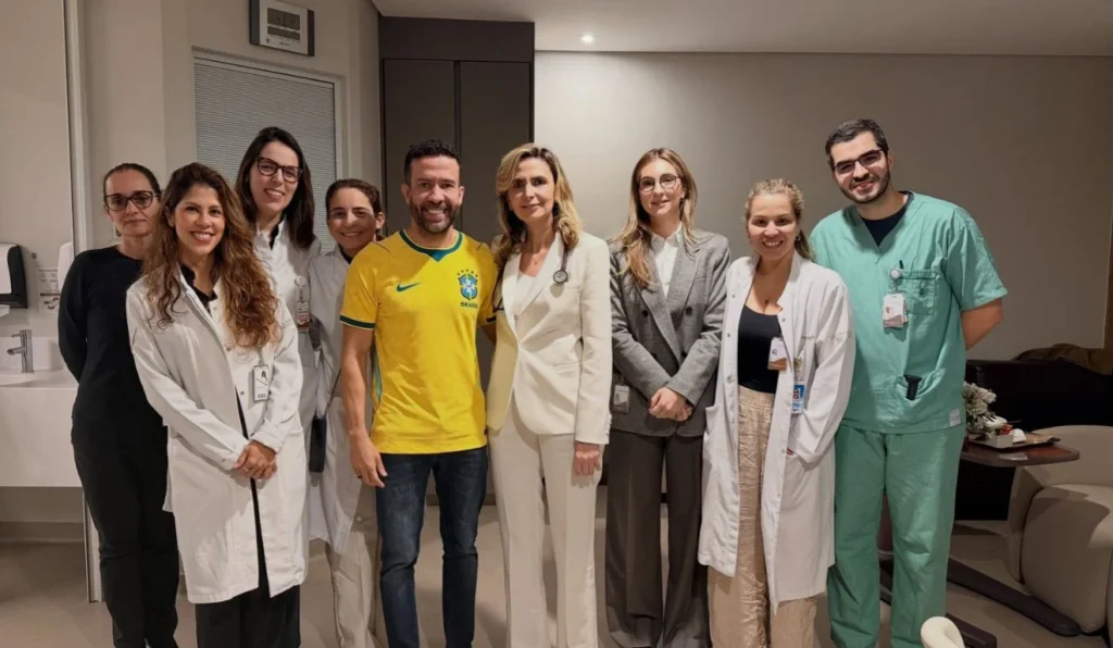 André Janones recebe alta hospitalar e faz comparações com Lula e Messi