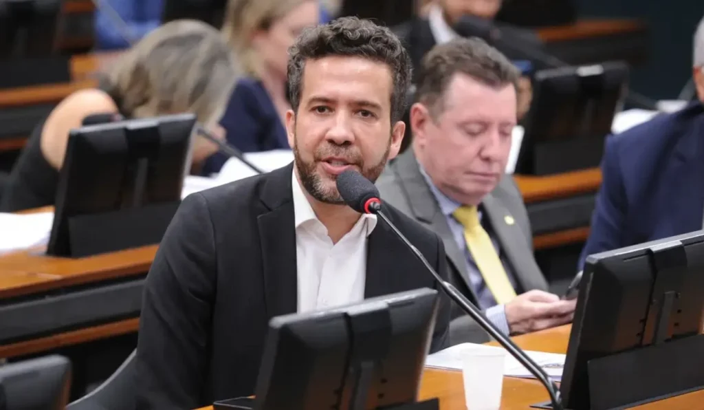 André Janones vai para a UTI com arritmia depois de debate entre Lula e Flávio Bolsonaro