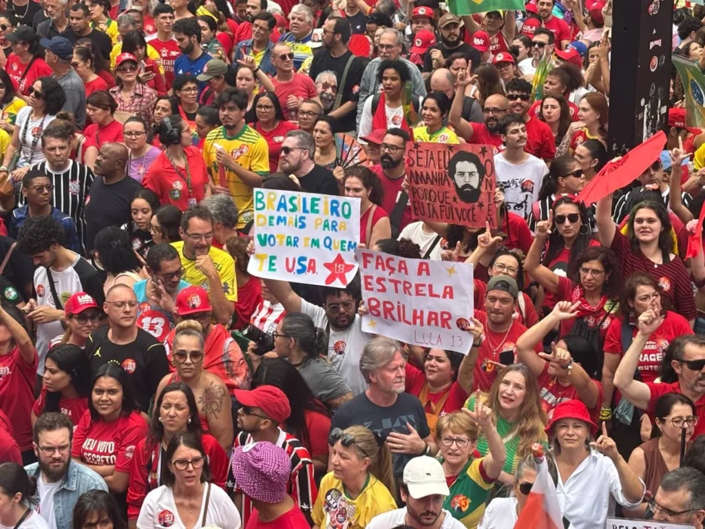 Avenida Paulista recebe ato de Lula na véspera do 2º turno eleitoral