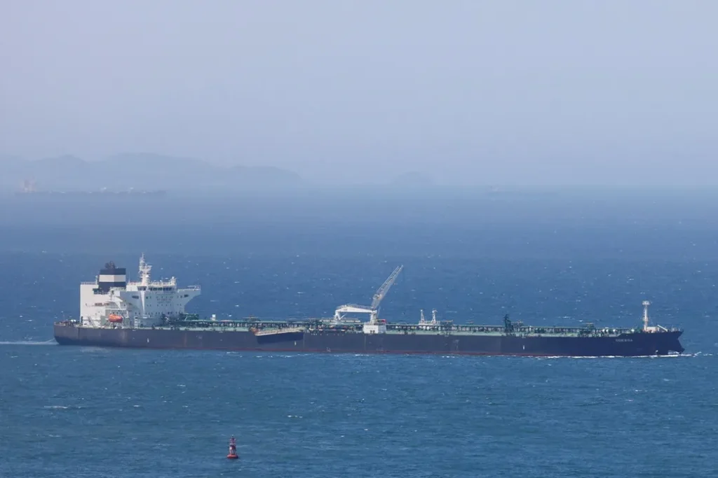 Conflito no Oriente Médio impulsiona brent em 4% e leva barril ao topo desde maio