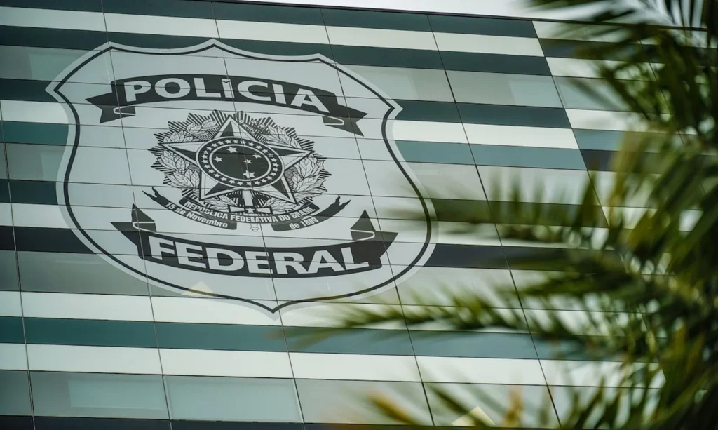 Ex-chefe da Polícia Civil é acusado de receber R$ 1,8 milhão de empresa sob investigação