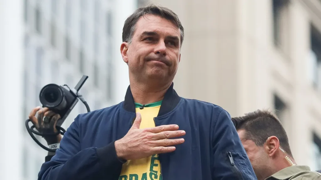 Flávio Bolsonaro busca ampliar apoio com discurso de 'voto da revolta'