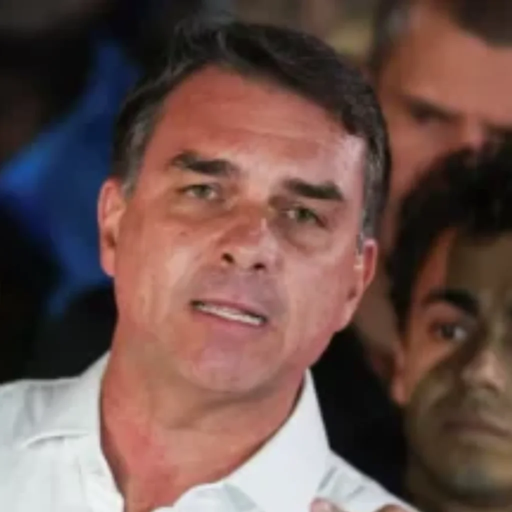 Flávio Bolsonaro ignora ordem do STF e deixa de entregar passaporte à Polícia Federal