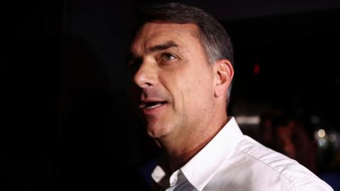 Flávio Bolsonaro não entrega passaporte e permanece em silêncio há quase 24 horas