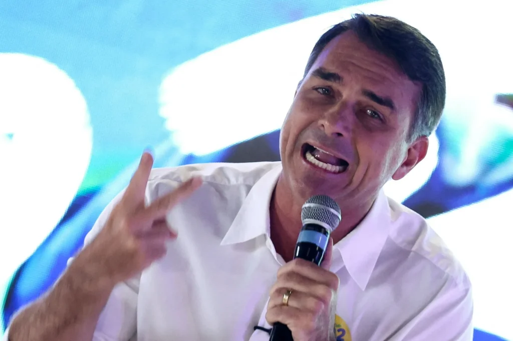 Flávio Bolsonaro promete manter reajuste do salário mínimo e Bolsa Família em sua candidatura