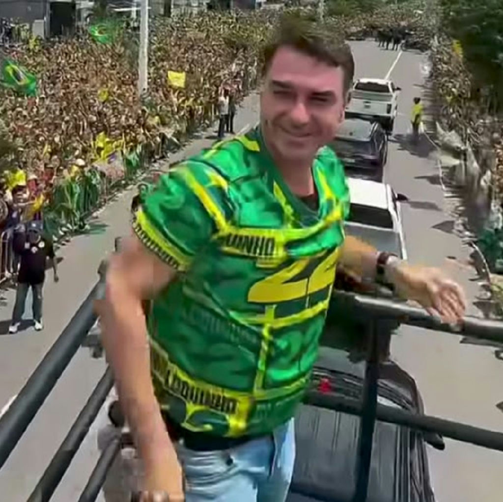 Flávio Bolsonaro se refere a Jair Bolsonaro como 'professor' durante evento no Espírito Santo