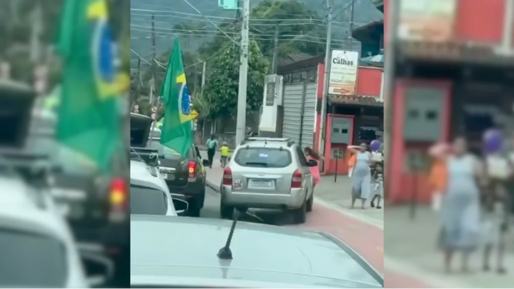 Homem é detido após atropelar crianças durante ato político em Ilhabela