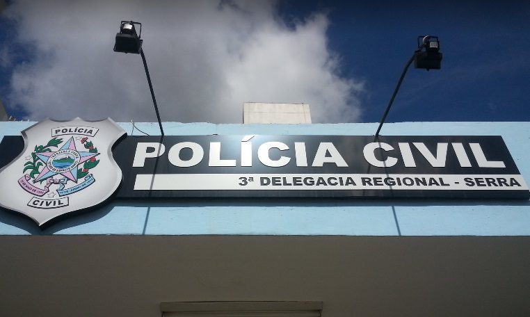 Homem invade delegacia na Serra e causa danos a equipamentos