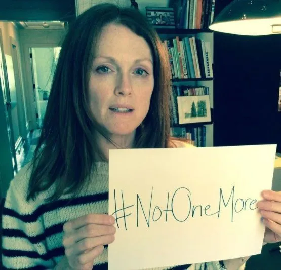 Julianne Moore se manifesta contra a violência armada após tragédia em escola nos EUA