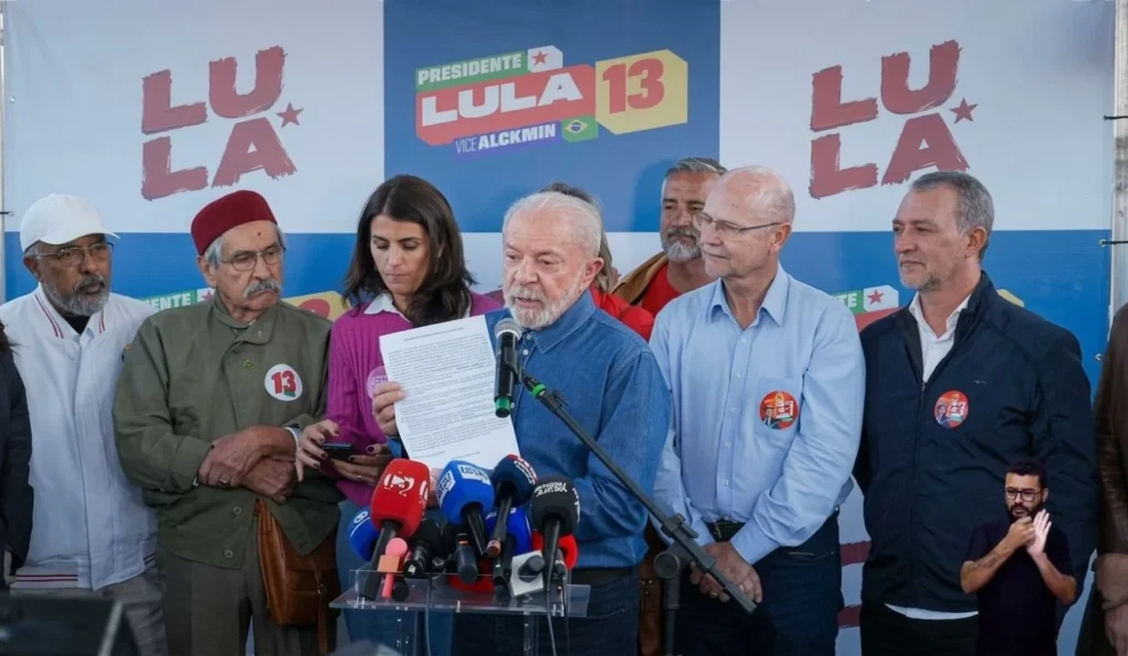 Lula propõe abertura de sigilos e desafia adversário em ato de campanha