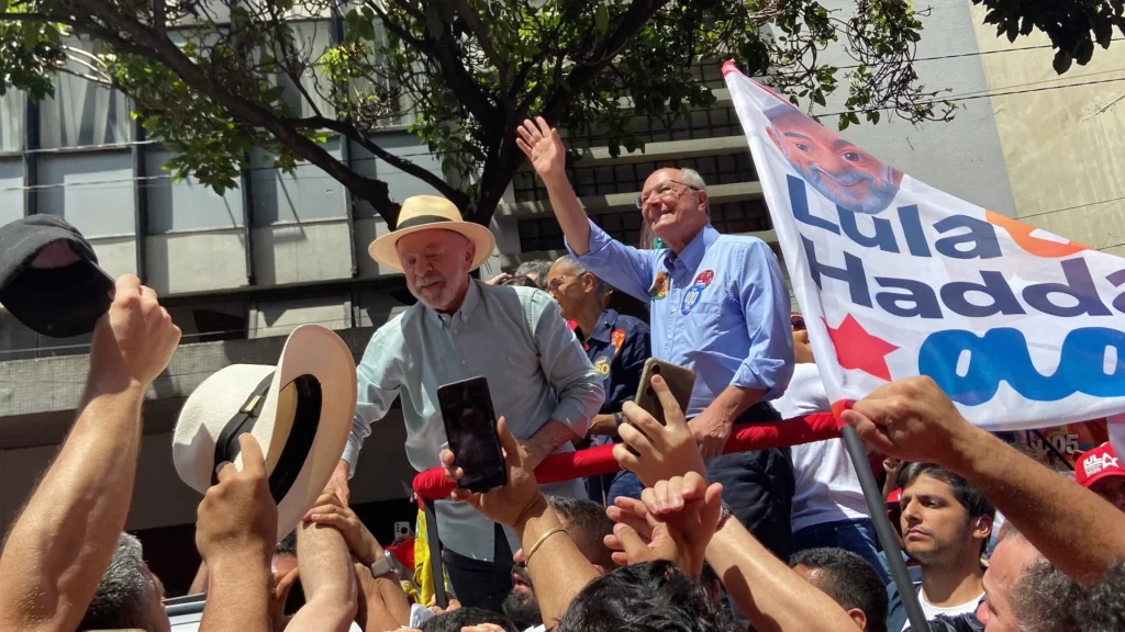 Lula se compara a menino de 15 anos e pede apoio dos mais velhos nas eleições