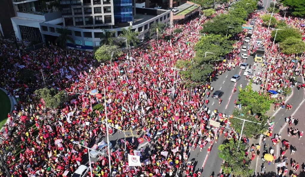 Manifestação em apoio a Lula atravessa a Terceira Ponte em dia decisivo