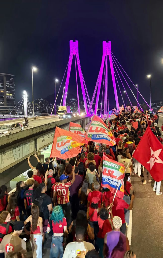 Manifestação em Vitória reúne apoiadores de Lula em clima de mobilização