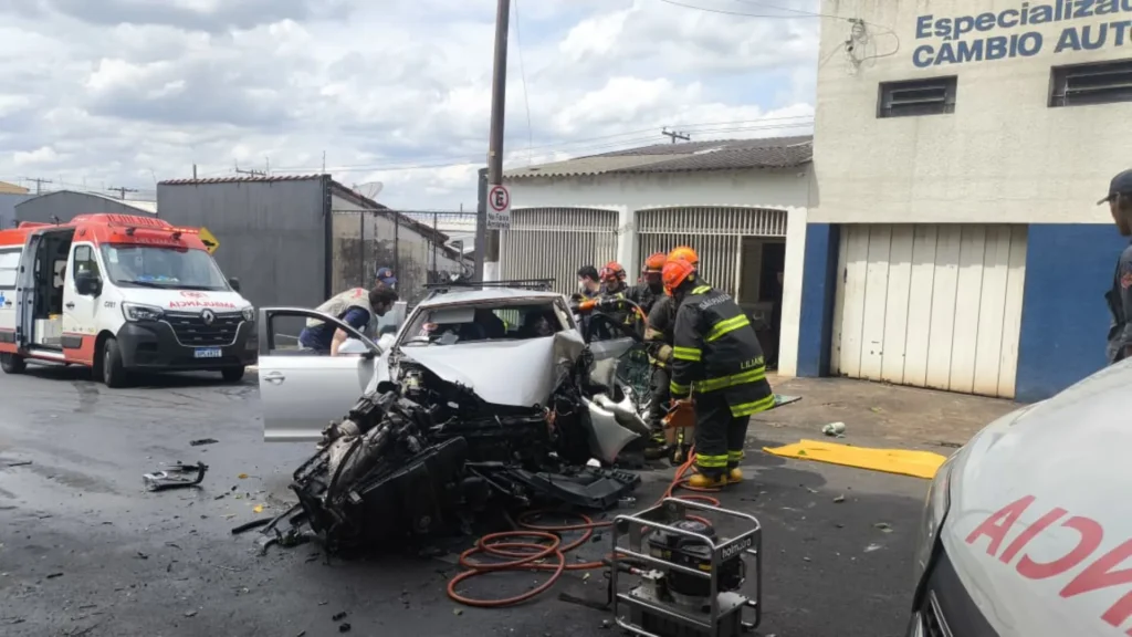 Motorista morre após colisão de carro contra árvore em Marília